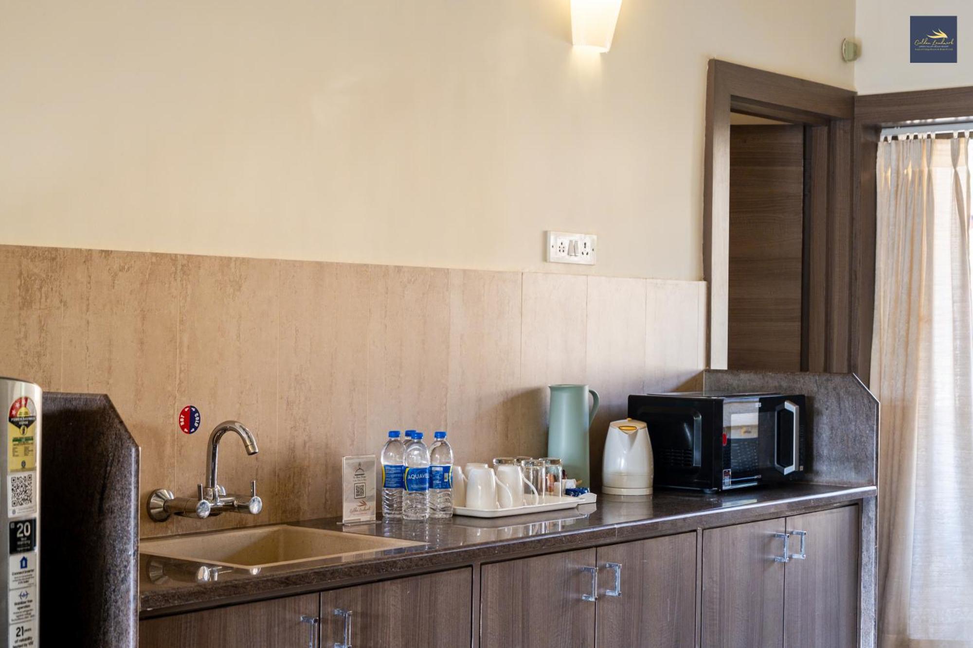 Golden Landmark Green Valley Beach Resort Dona Paula Exterior foto
